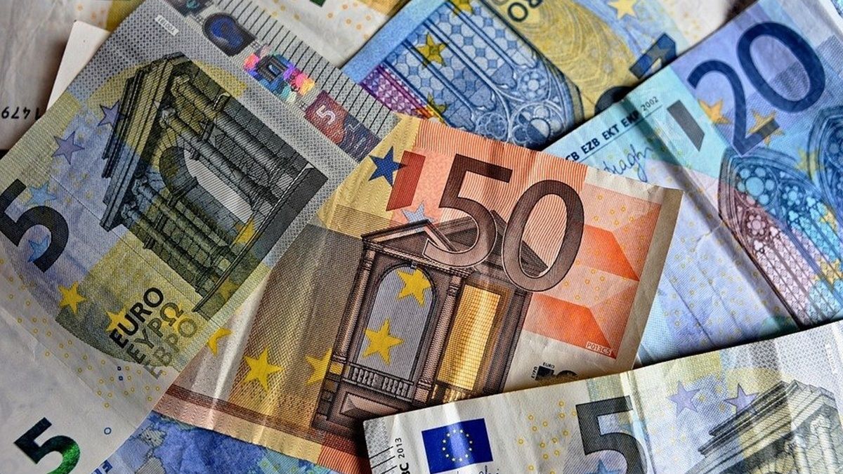 Евро упал в цене, что с долларом: курс валют на 30 декабря в Украине
