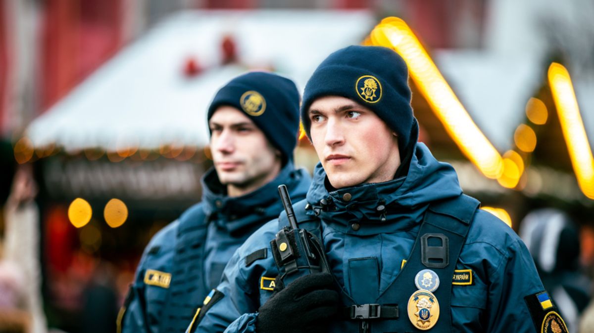 Во время праздников на улицах Украины будут дежурить больше 3 тысяч военных