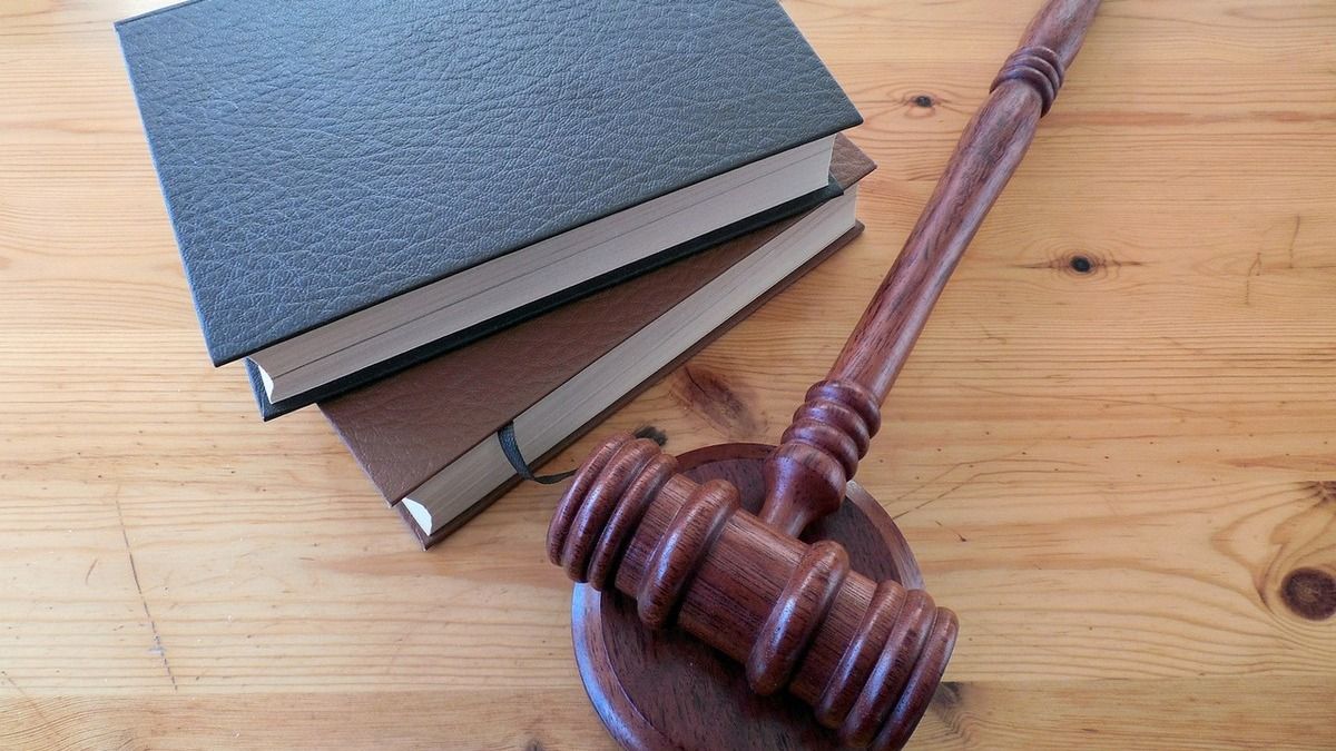 Для написання законів до парламенту в Україні залучать близько сотні юристів