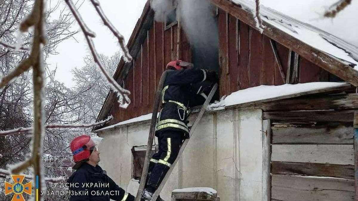 В Запорожской области горел частный дом: погибли два человека