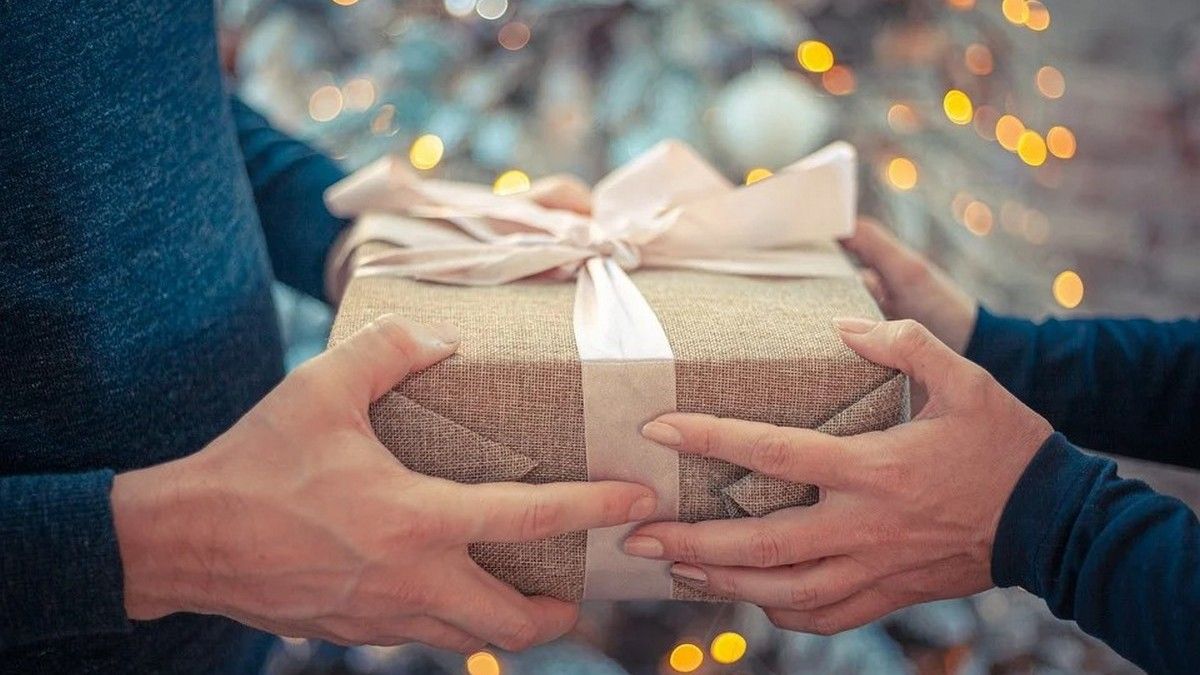 Какой подарок хотели бы получить украинцы на Новый год: результаты опроса