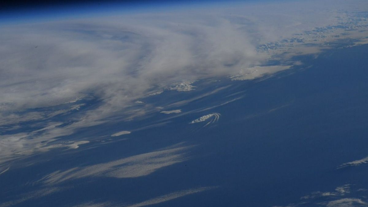 Астронавт NASA поздравил землян с Новым годом снимками с МКС