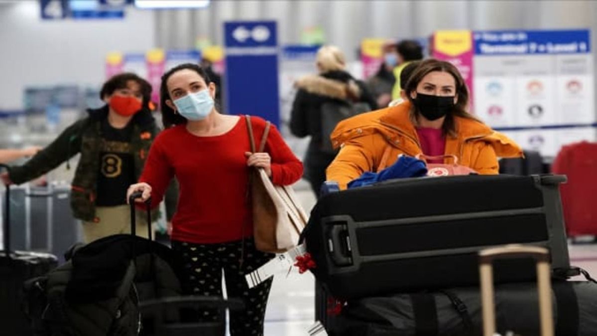 Из-за вспышки заболеваемости COVID-19 в США отменили тысячи авиарейсов
