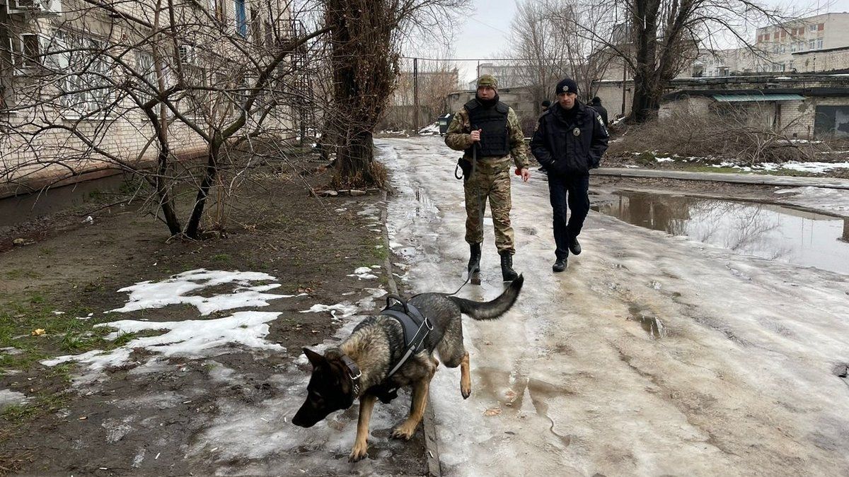 В Донецкой области мужчина хотел кинуть гранату из окна дома: квартиру брали штурмом