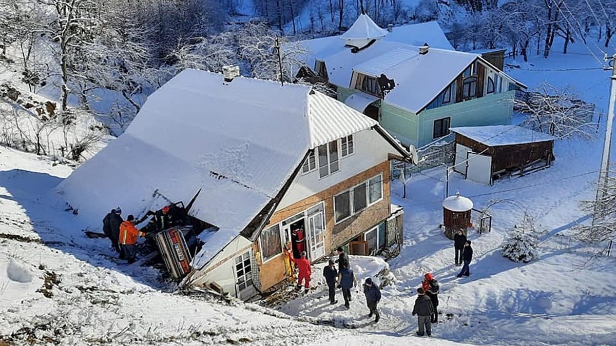 В Ивано-Франковске автомобиль вылетел с дороги и врезался в дом: пострадавшую забрала скорая