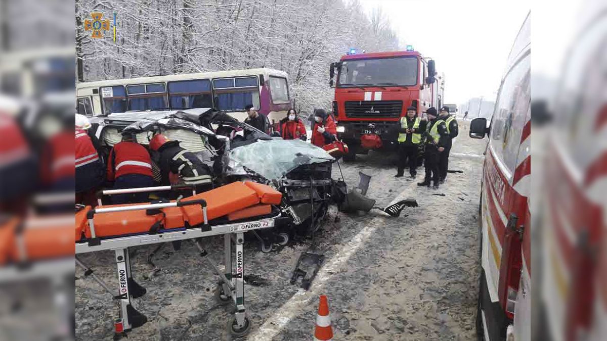 Во Львовской области рейсовый автобус с пассажирами попал в ДТП: есть пострадавшие, среди них – ребёнок