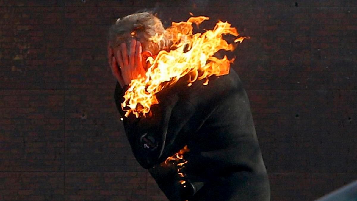 Возле отдела полиции в Одесской области мужчина пытался сжечь себя заживо: видео