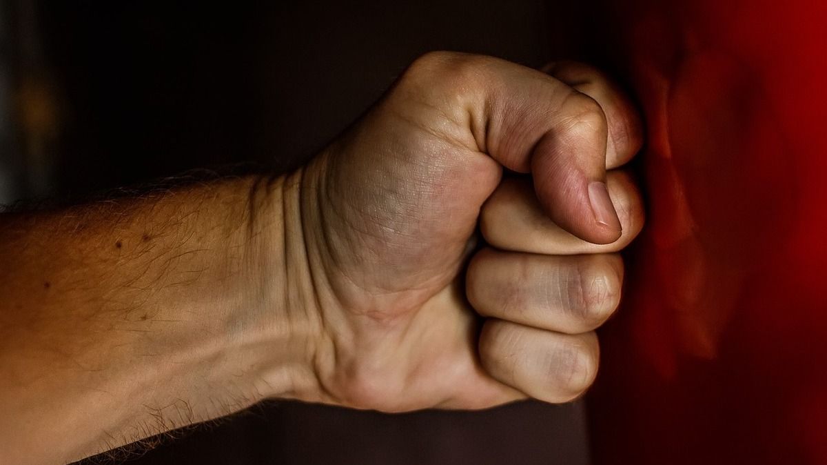У Києві водій джипу побив перехожого. Його відправили до СІЗО під заставу у мільйон гривень