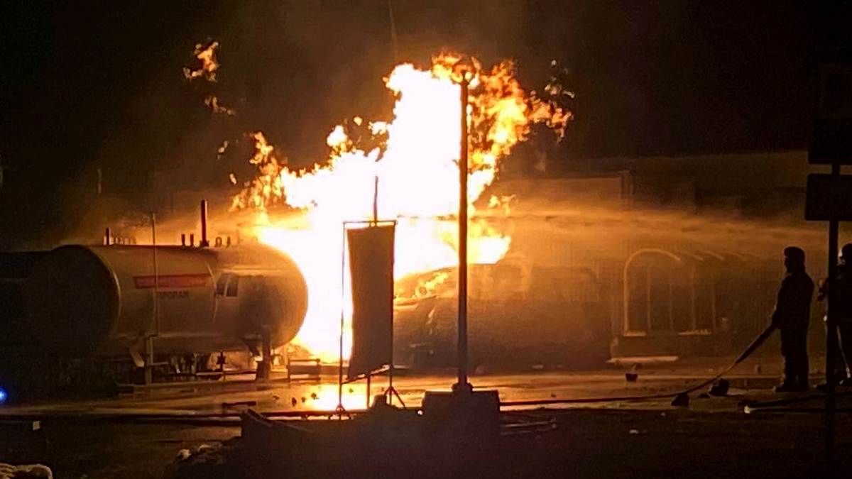 У Кременчуці Volkswagen на швидкості влетів у газову колонку на АЗС: з'явилося відео моменту вибуху