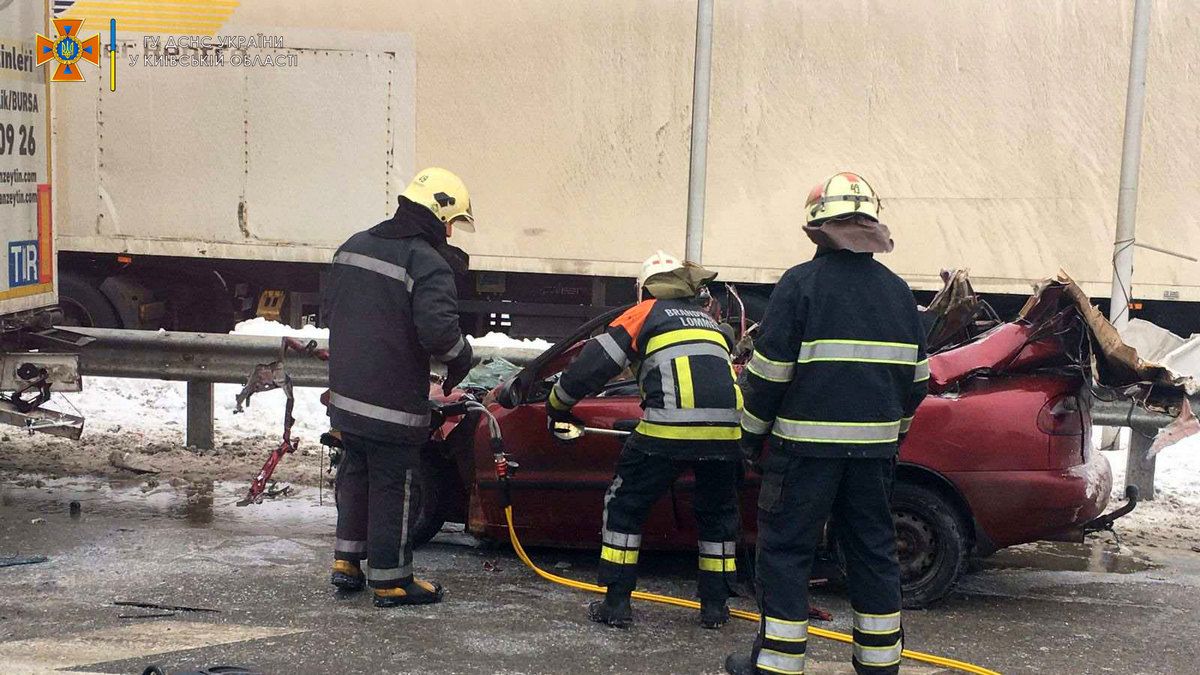 На трассе под Киевом Daewoo на скорости влетел в прицеп грузовика: погибли 4 человека