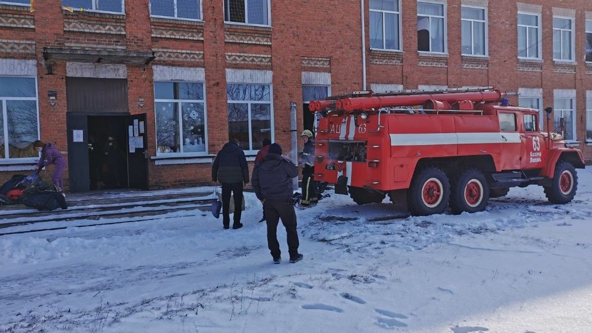 Пожар в раздевалке лицея в Харьковской области: детей и учителей эвакуировали