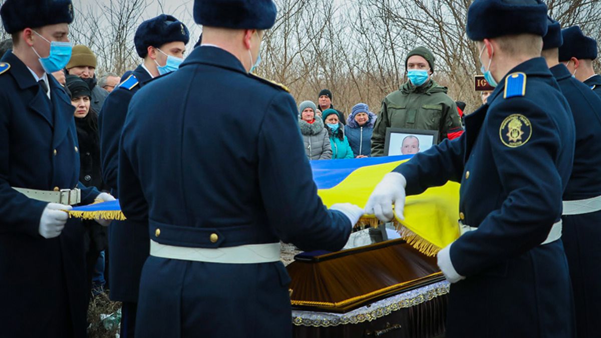 В Херсонской области похоронили трёх нацгвардейцев, которых расстреляли на ЮМЗ