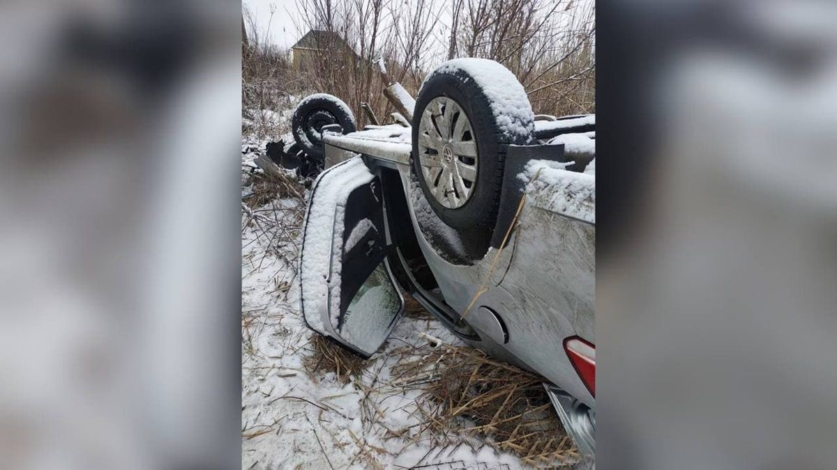Под Харьковом Volkswagen службы такси слетел с моста и перевернулся: водитель и два пассажира в больнице