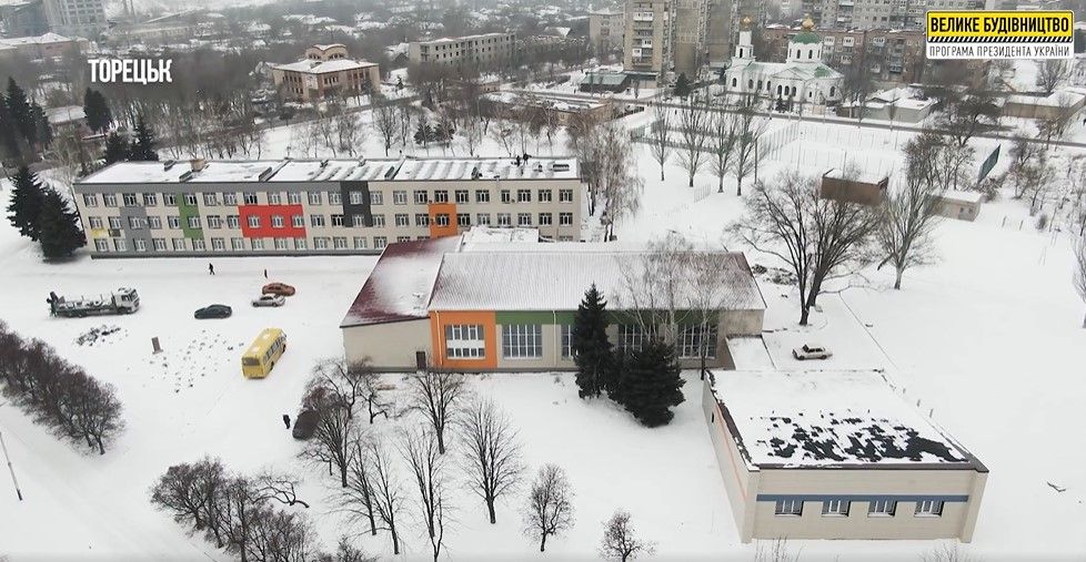 В Торецьку біля лінії розмежування за програмою «Велике будівництво» відкрили школу з басейном
