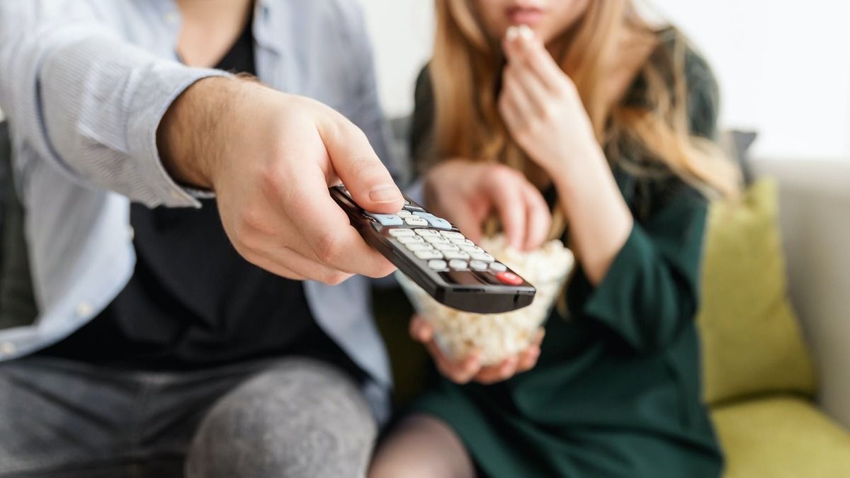 Плед, вкусняшки и классные сериалы: какие шоу нас ждут в феврале