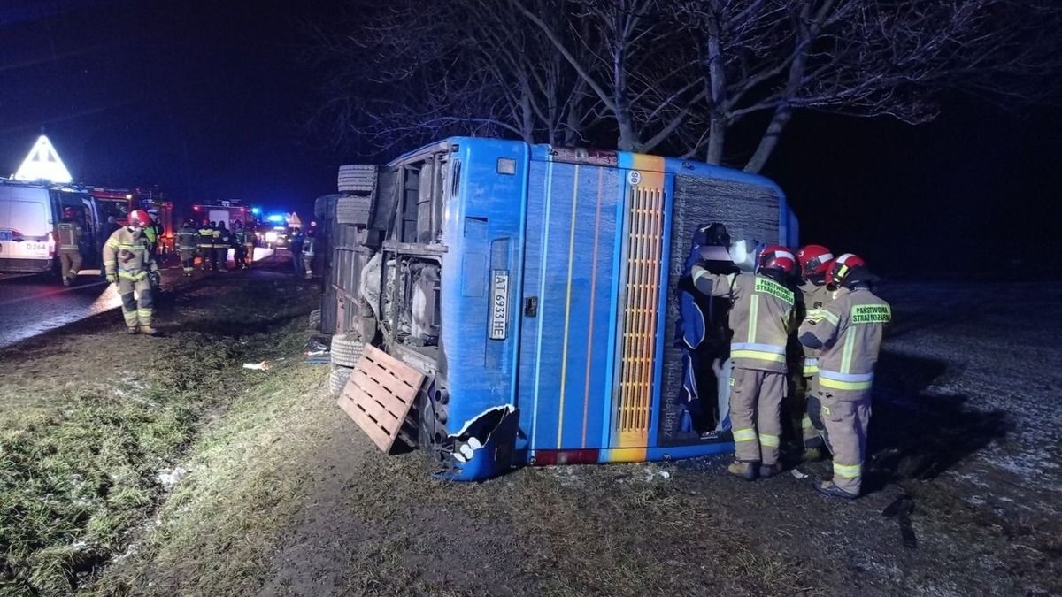 В Польше автобус с украинцами вылетел в кювет и перевернулся: есть пострадавшие