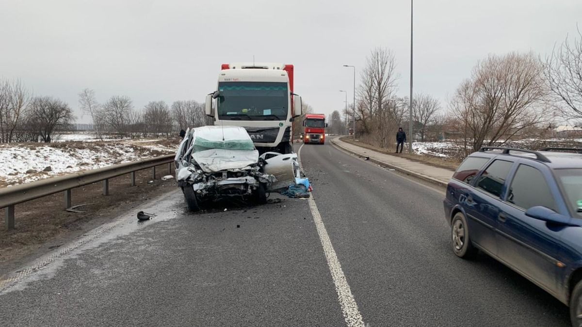 На трассе Винница – Умань Renault врезался в MAN: погиб мужчина