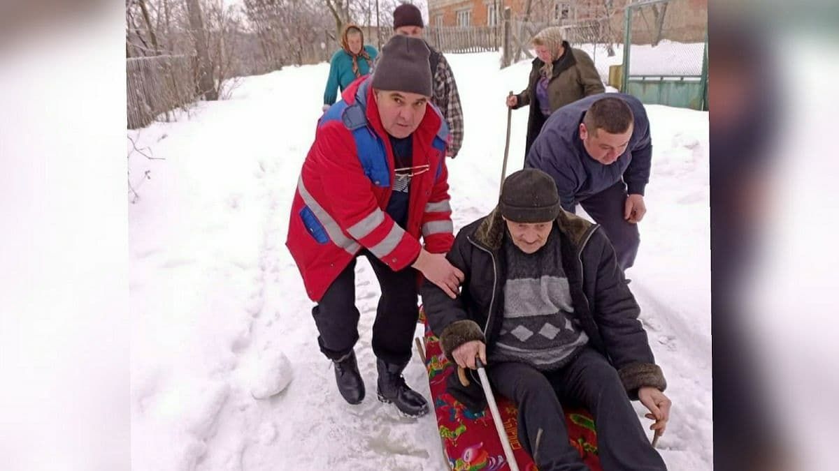 В Закарпатской области медики скорой везли пациента с температурой на санках: что случилось