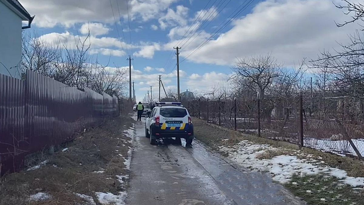 В Одесской области женщина разбила мужу топором голову, замотала в одеяло и выбросила к соседям