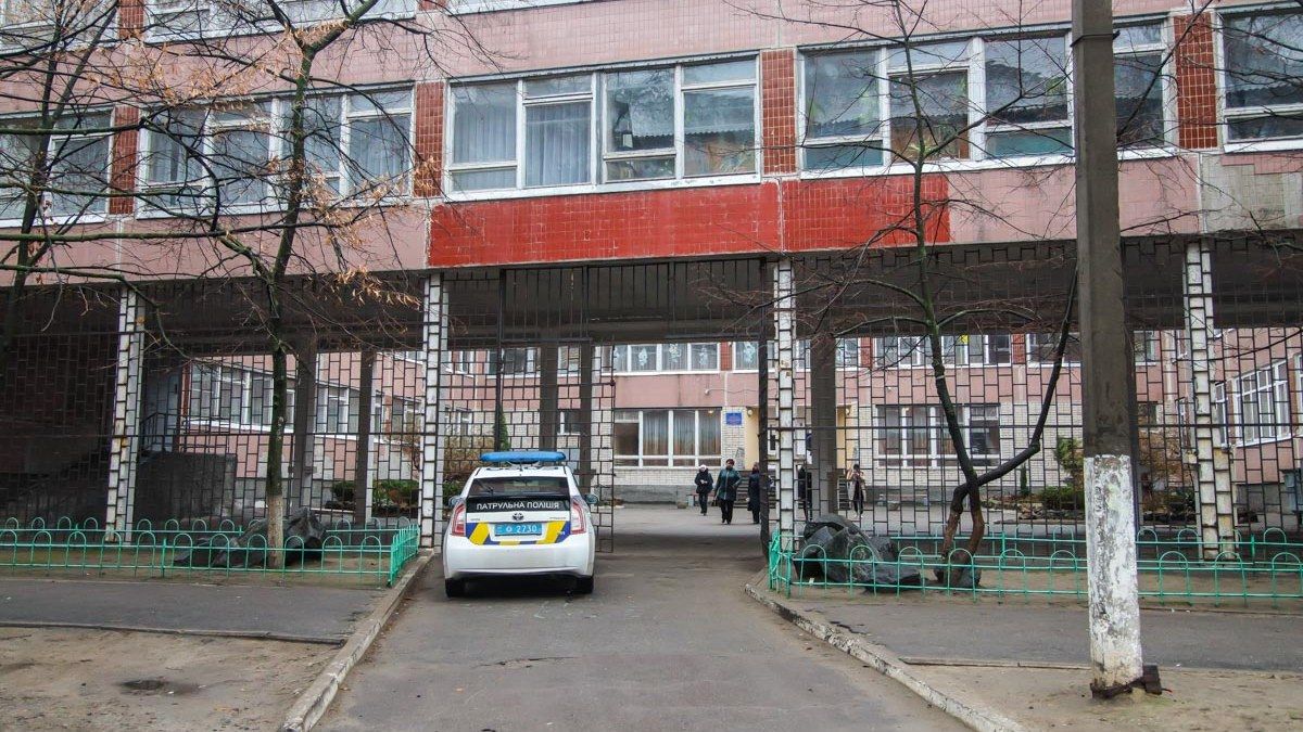 В Харькове мужчина приставал к 15-летней девочке в холле спортивной школы: что ему грозит