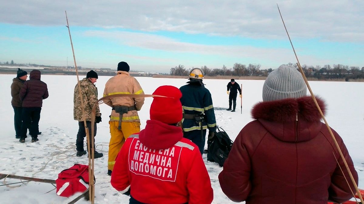 В Днепропетровской области мужчина ради видео прыгнул в прорубь, но не смог вынырнуть: появилось видео момента