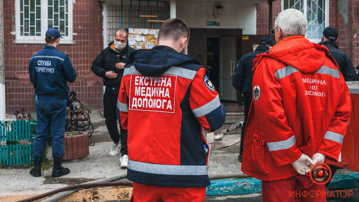 Во Львове двое патрульных спасли из горящей квартиры 4-летнюю девочку: видео с бодикамер