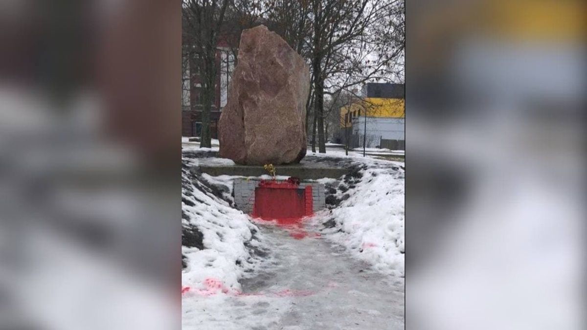 В Харькове памятник воинам УПА облили красной краской