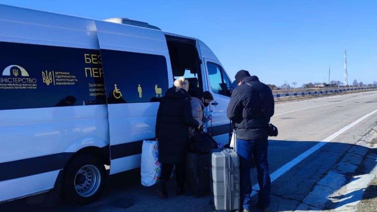 На пунктах пропуску у «Чонгарі» та «Каланчаку» запустили безкоштовний транспорт