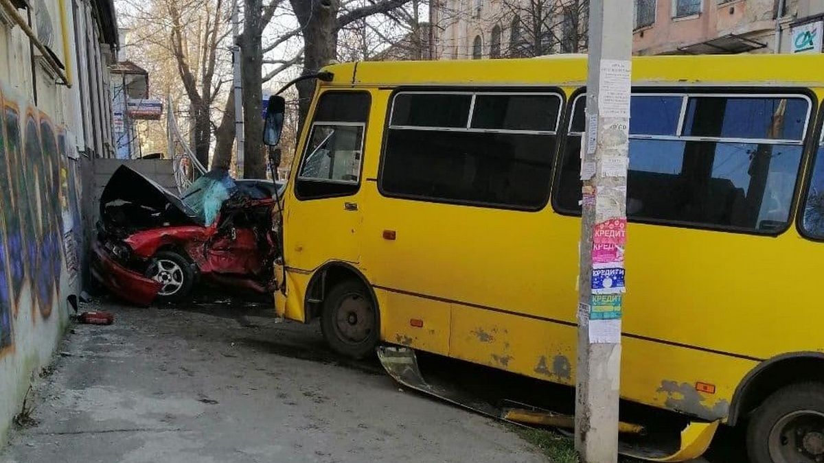 В Херсоне 20-летний парень на Mitsubishi врезался в маршрутку с пассажирами: три человека в больнице