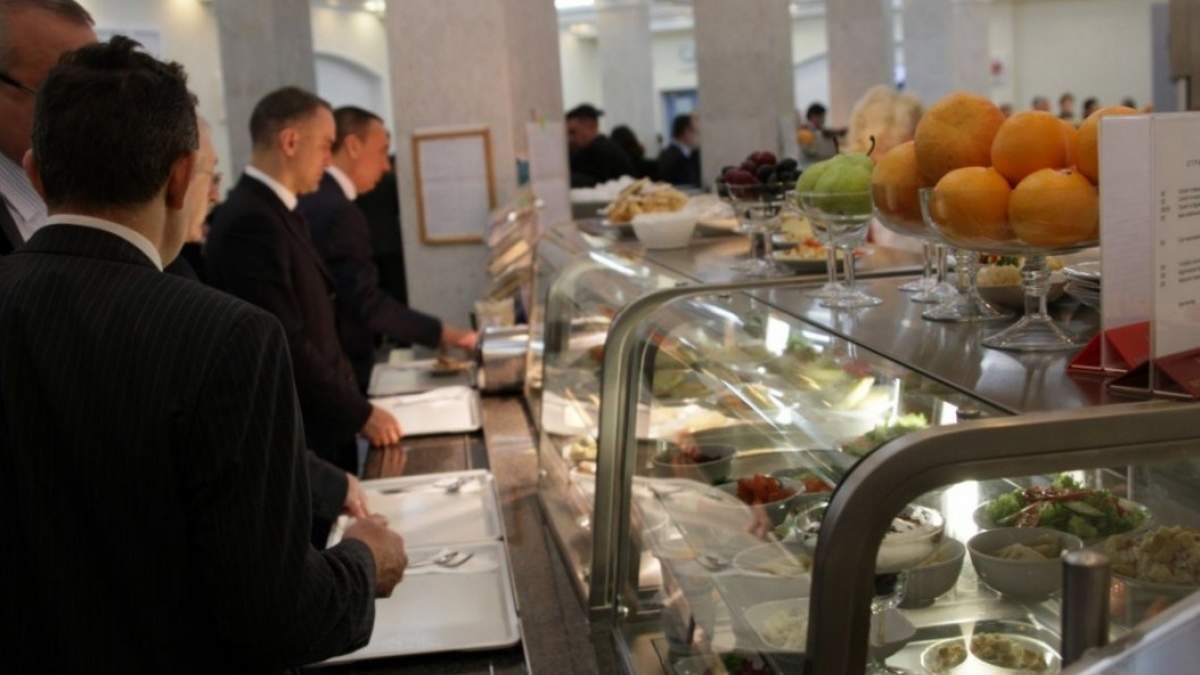 Малина по 700, рыба по 650: какие продукты закупают в столовую Верховной Рады