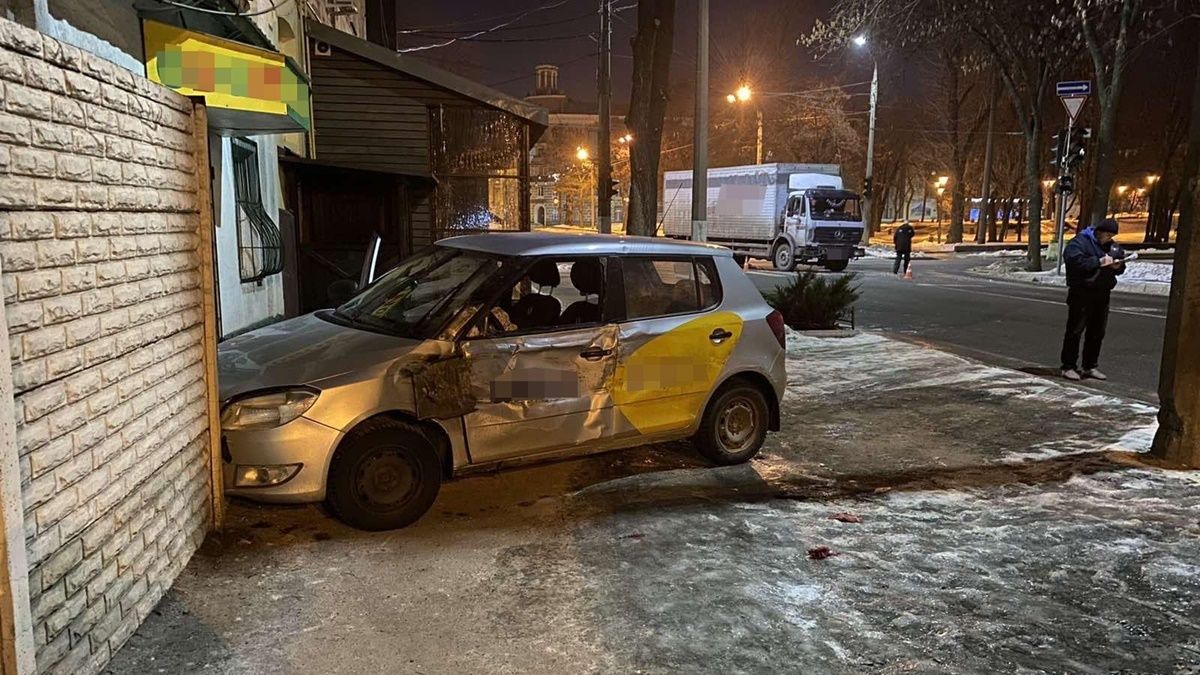 У Харкові Skoda служби таксі врізалася у вантажівку: дві 15-річні пасажирки у лікарні