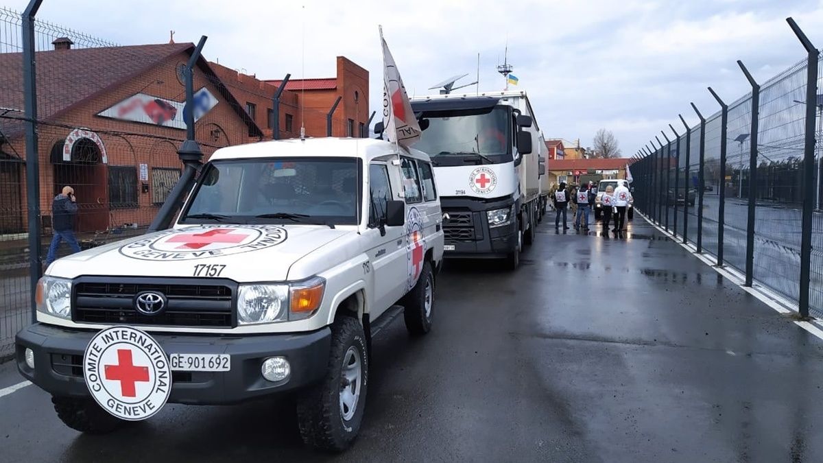 На Донбассе боевики обстреляли гуманитарный конвой Красного Креста: видео