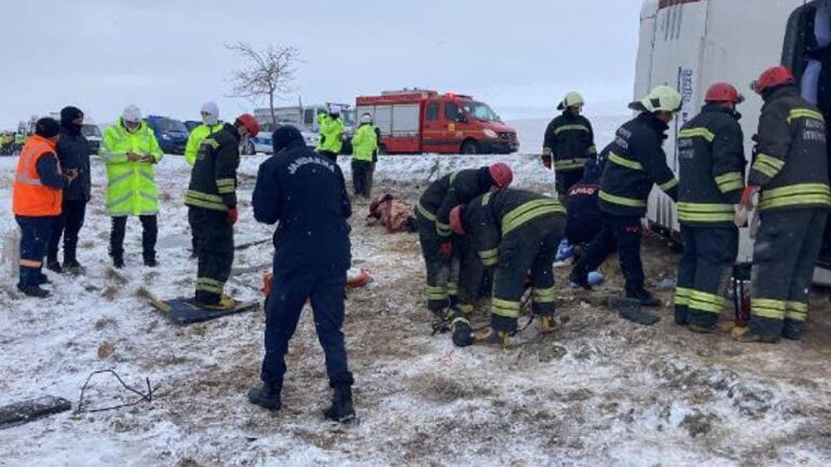 В Турции перевернулся автобус с туристами: 6 человек погибли, более 40 пострадали