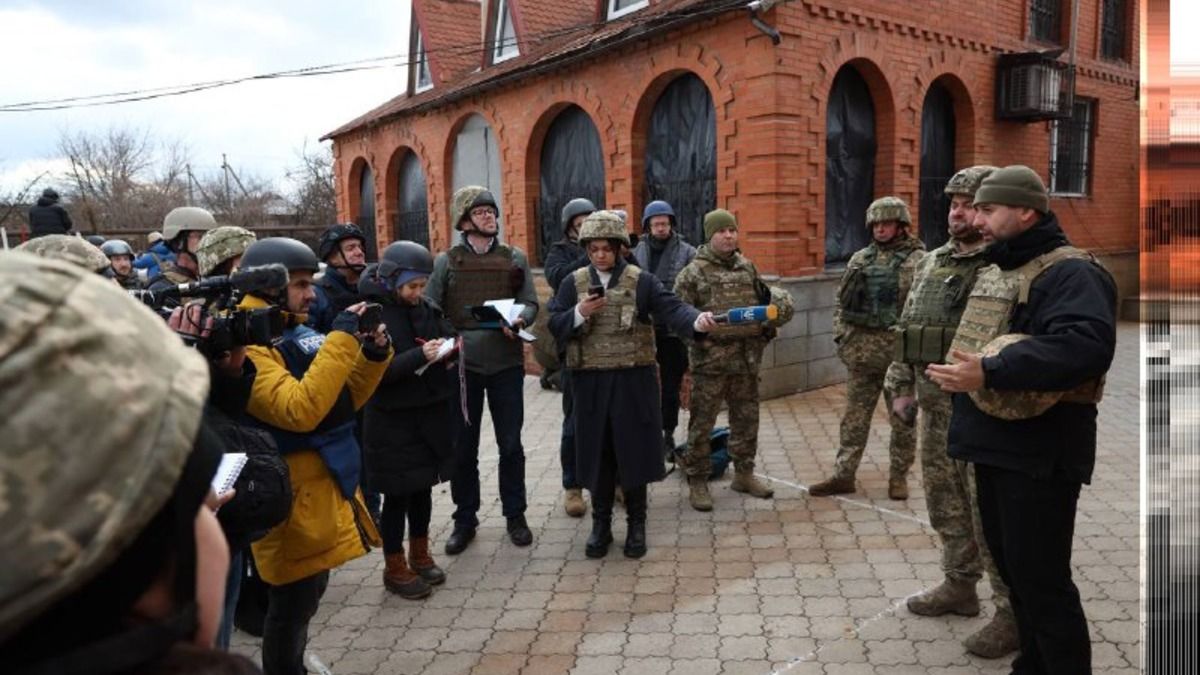 Арахамія, Монастирський та іноземні журналісти потрапили під обстріл на Донбасі