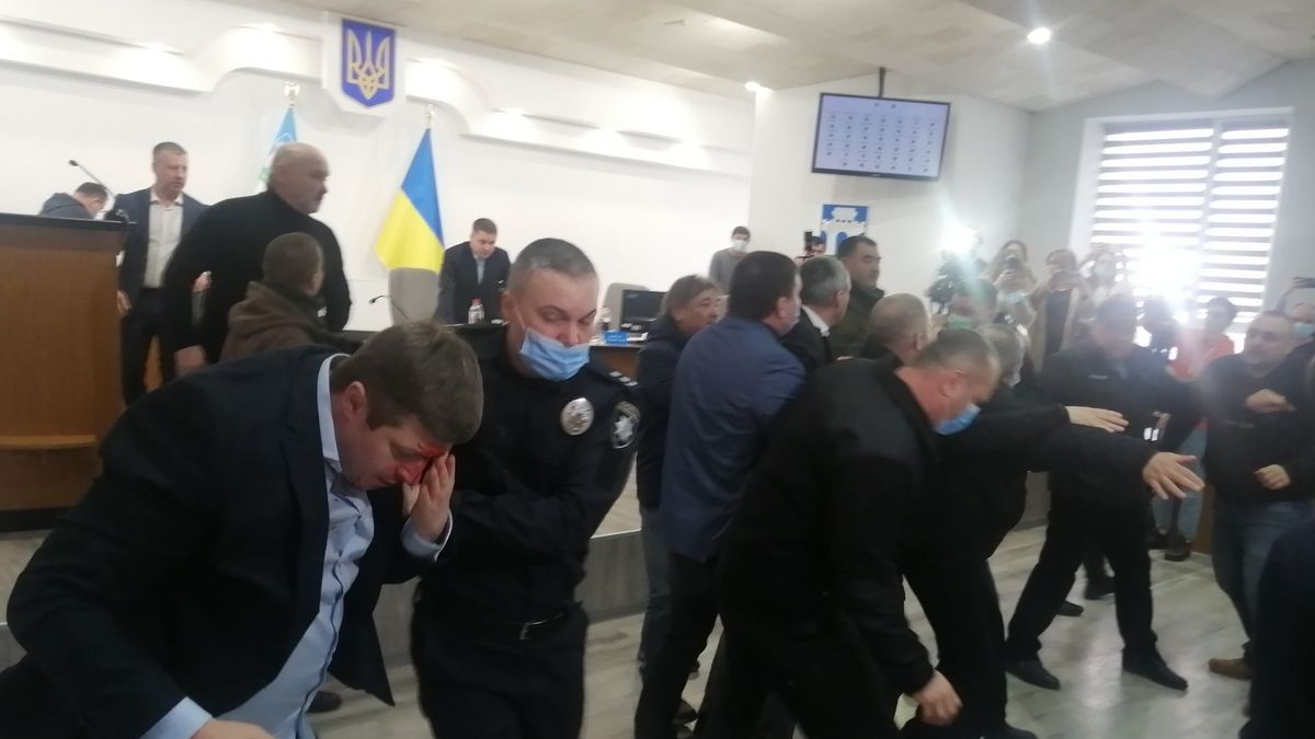 Депутати влаштували бійку на сесії міськради у Рівному: подробиці та відео