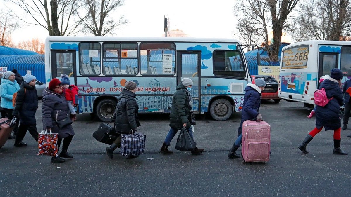 Евакуація, обстріли та примусова мобілізація: навіщо РФ влаштовує спектаклі та воює сама із собою