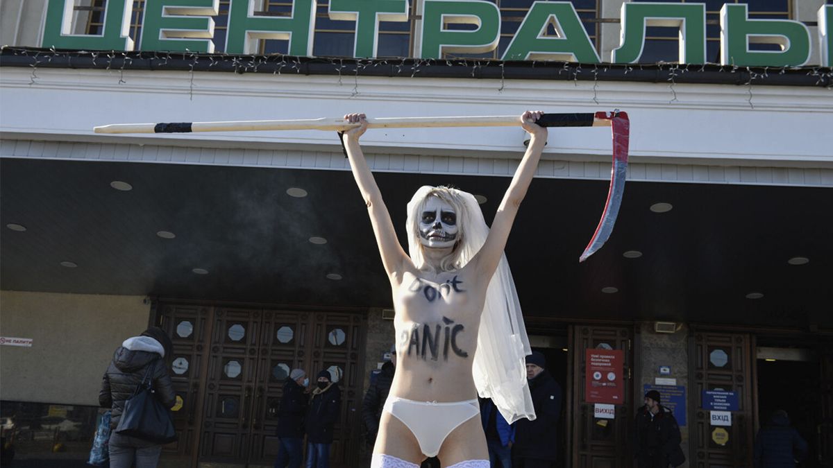 В Киеве обнажённая активистка Femen в образе Мёртвой невесты призвала украинцев не паниковать