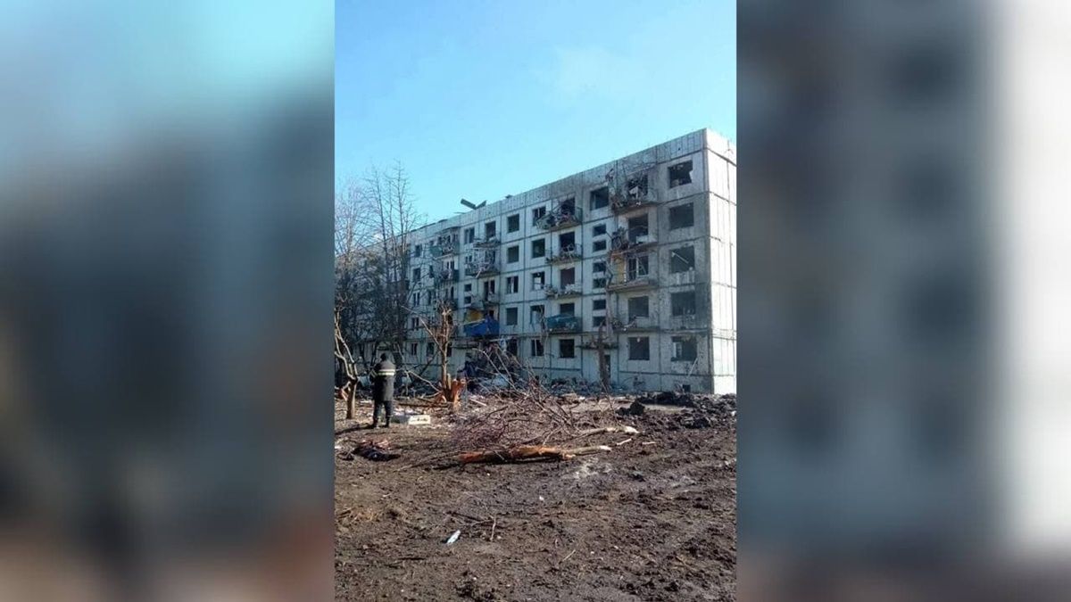 В Чугуеве после обстрелов боевиков загорелась пятиэтажка: погиб ребёнок