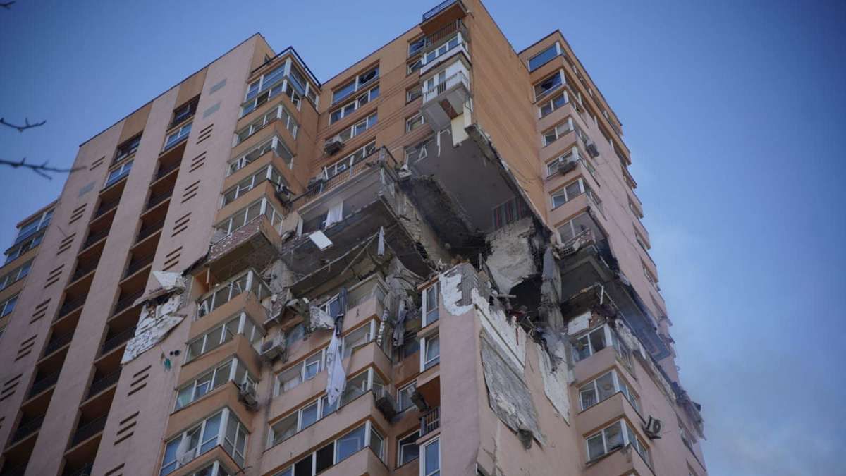 У житловий будинок у Києві влучив снаряд – зруйновано 5 поверхів: відео моменту