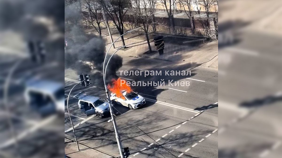 В Киеве под обстрел попал полицейский автомобиль: видео