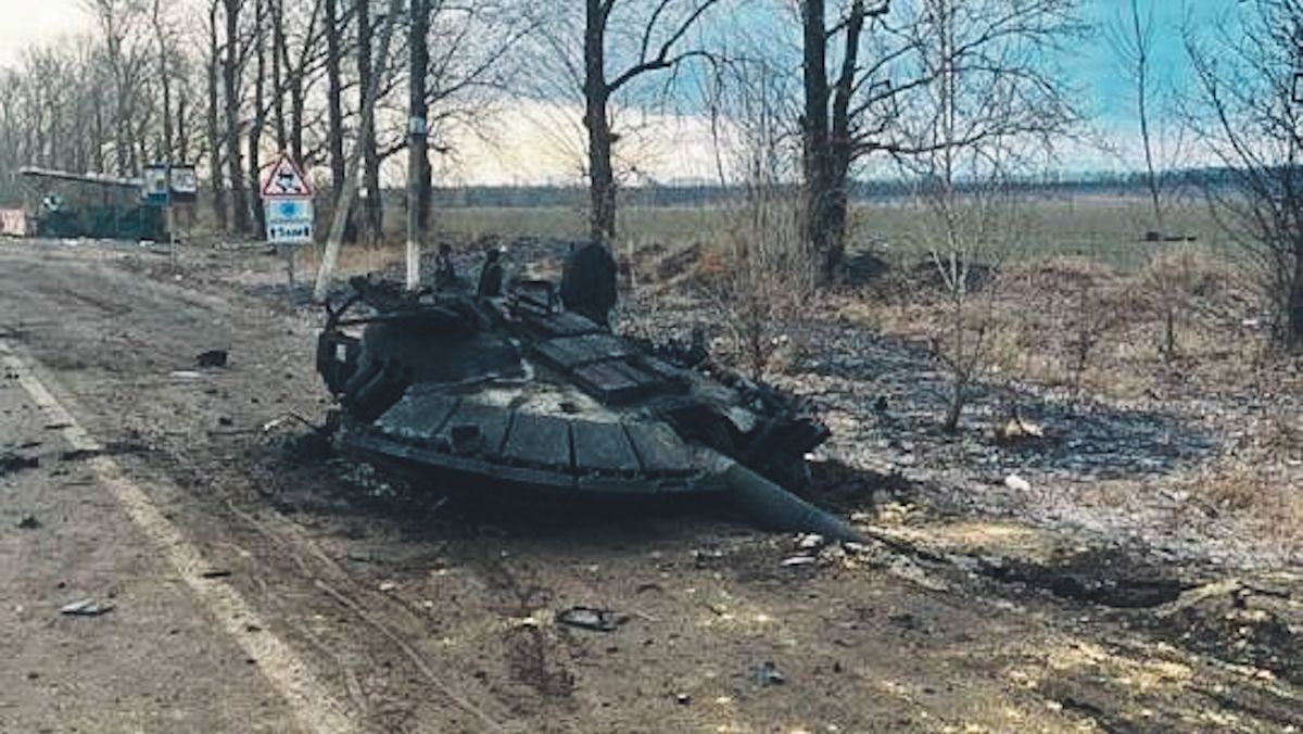 На въезде в Чернигов оккупанты сливают топливо со своих танков, чтобы не идти в город