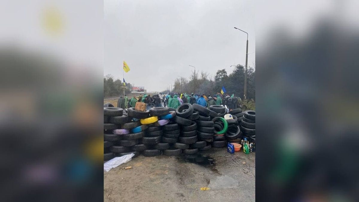 Боевики колонной подошли к Энергодару: люди вышли и не пустили их