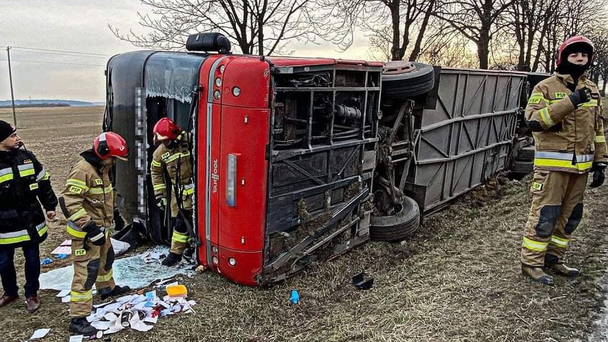 У Польщі перекинувся автобус із біженцями з України: серед постраждалих – діти