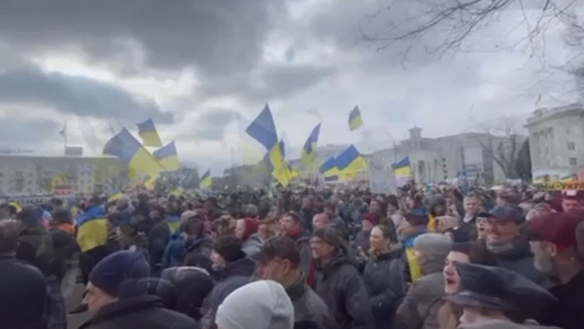 В центре Херсона жители вышли на митинг против оккупантов