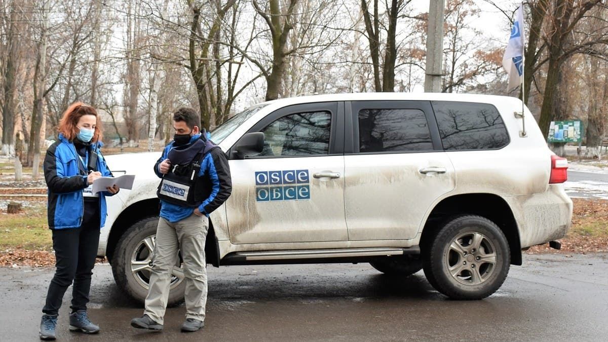 В Мариуполе боевики обстреляли офис ОБСЕ: сгорели два автомобиля