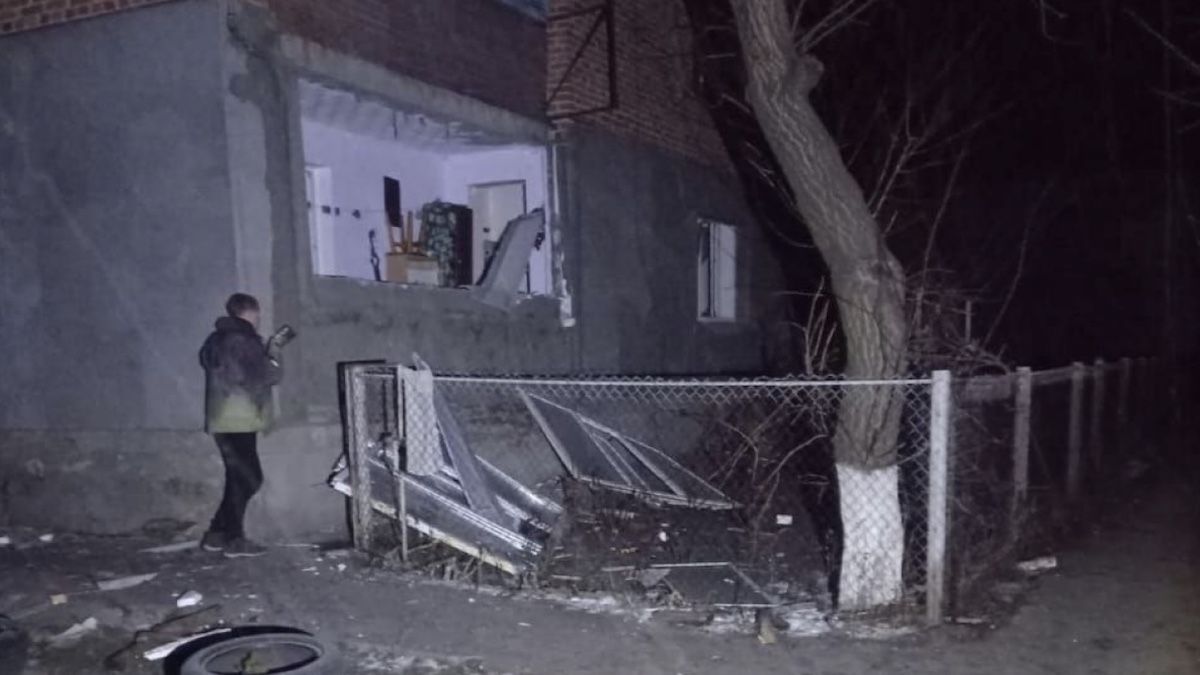Оккупанты ударили в жилой дом в Харьковской области, погиб 7-летний ребенок и один взрослый