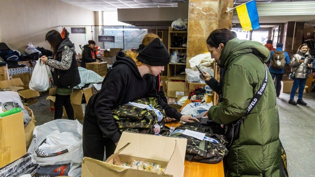 На железнодорожном вокзале в Днепре развёрнут пункт обогрева, а по всему городу действуют десятки волонтерских пунктов – ОВГА