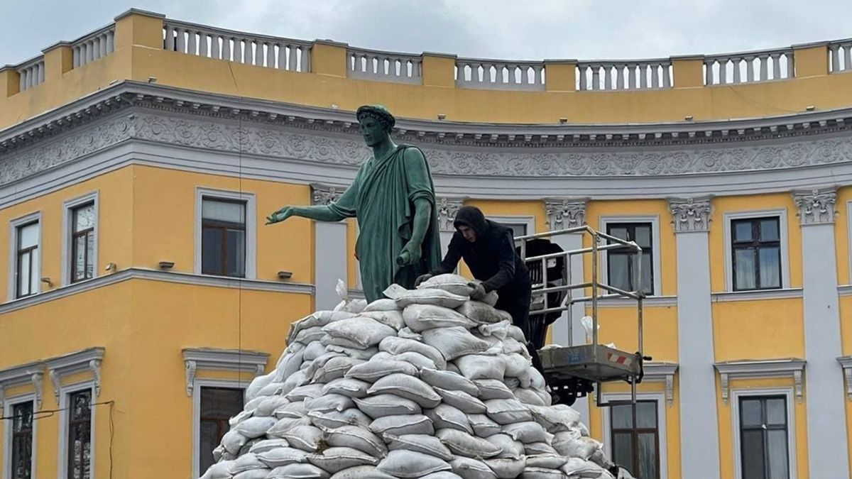 В Одесі від окупантів захистили пам'ятник Дюку де Рішельє