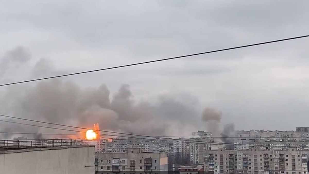 Боевики обстреливают Мариуполь: бомбы попадают в жилые дома