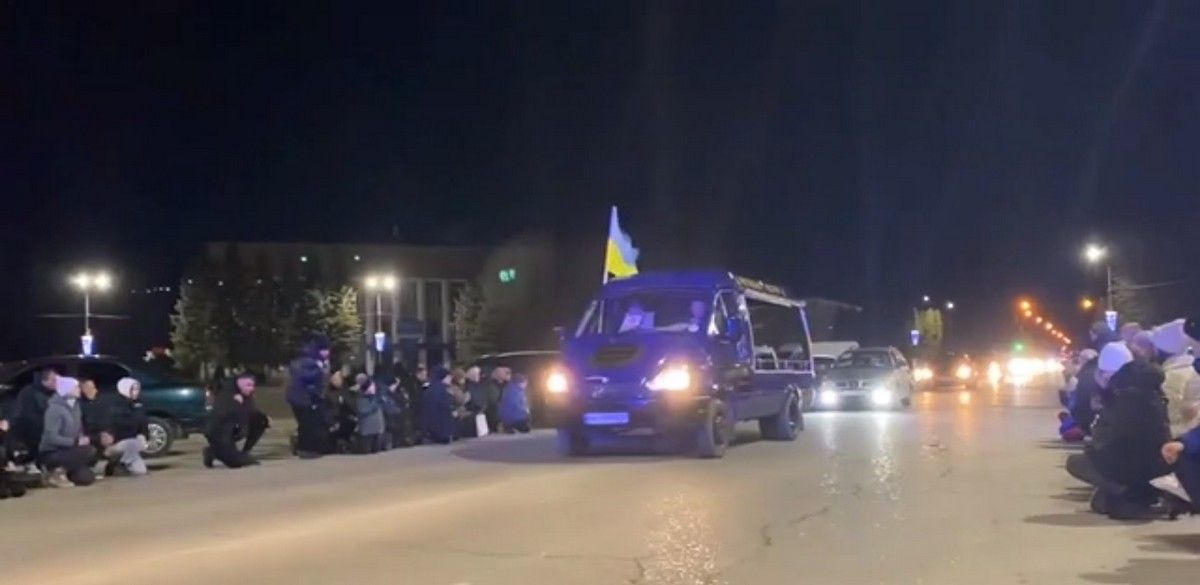 На Хмельниччині сотні людей на колінах попрощалися із загиблим українським Героєм